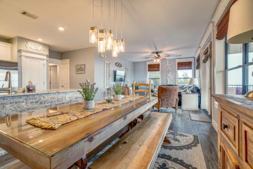 Η κουζίνα ή μικρή κουζίνα στο Jonestown Condo on Lake Travis with 2 Balconies!