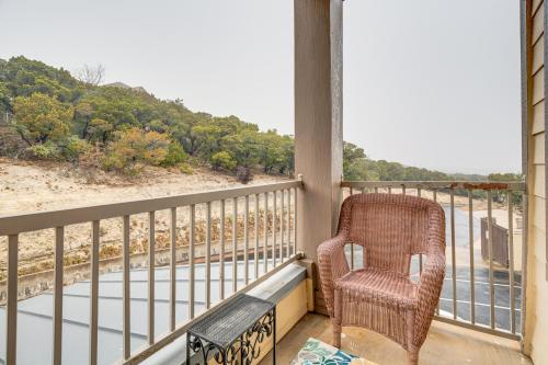 Μπαλκόνι ή βεράντα στο Jonestown Condo on Lake Travis with 2 Balconies!