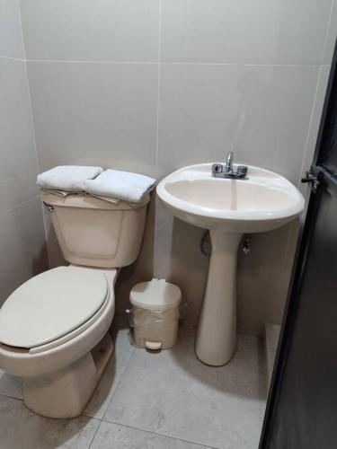 łazienka z toaletą i umywalką w obiekcie Departamento minimalista w mieście Poza Rica