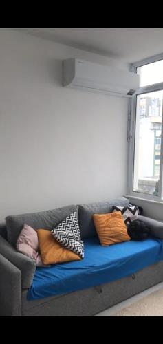 un sofá con almohadas en una habitación en Rio Alegria, en Río de Janeiro