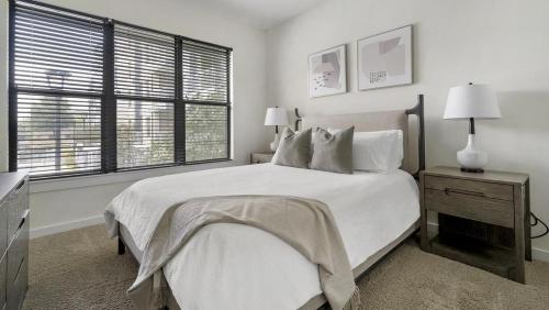 מיטה או מיטות בחדר ב-Landing Modern Apartment with Amazing Amenities (ID1389X480)