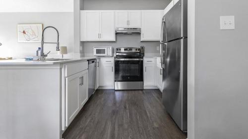Een keuken of kitchenette bij Landing Modern Apartment with Amazing Amenities (ID1380X183)
