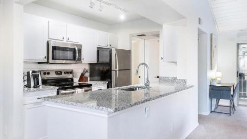 Una cocina o kitchenette en Landing Modern Apartment with Amazing Amenities (ID2677X39)