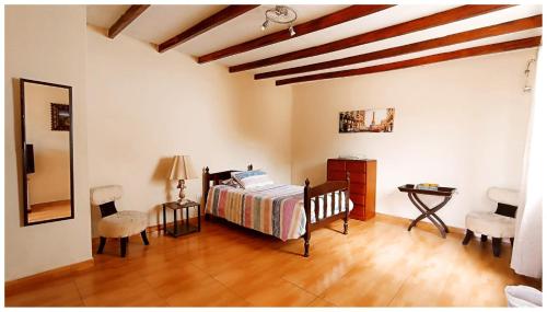 een slaapkamer met een bed en een tafel en stoelen bij ENHEBRA HOUSE in Lima