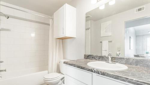 bagno bianco con lavandino e servizi igienici di Landing Modern Apartment with Amazing Amenities (ID8475X47) a Baton Rouge