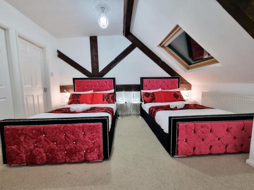 En eller flere senge i et værelse på *RB1GH* For your most relaxed & Cosy stay + Free Parking + Free Fast WiFi *