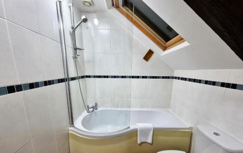 A bathroom at *RB1GH* For your most relaxed & Cosy stay + Free Parking + Free Fast WiFi *