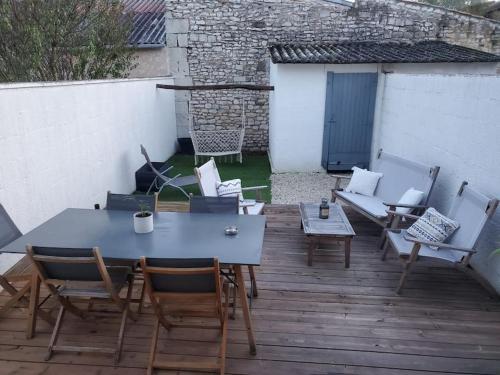 a blue table and chairs on a wooden deck at Maison avec extérieur à 5 min du futuroscope in Jaunay-Marigny