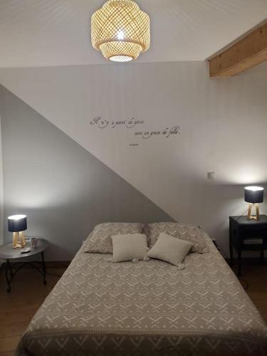 une chambre avec un lit avec deux oreillers dessus dans l'établissement Maison avec extérieur à 5 min du futuroscope, à Jaunay-Clan