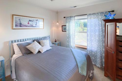 een slaapkamer met een bed en een raam bij Ocean Explorer in Gleneden Beach