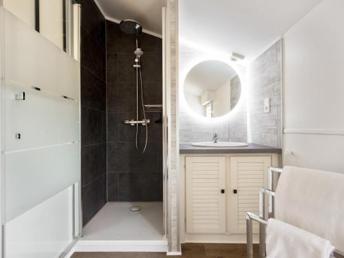 een badkamer met een douche en een wastafel bij Villa calme avec piscine entre Pays Basque et Sud Landes in Saint-Martin-de-Seignanx