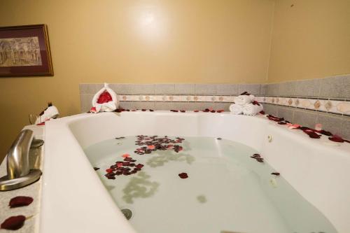 une baignoire remplie de pétales de rose rouge dans l'établissement Fireside Inn & Suites West Lebanon, à West Lebanon