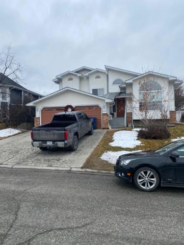 Entire Basement Guest Suite In Cranbrook في كرانبروك: شاحنة متوقفة في ممر أمام منزل