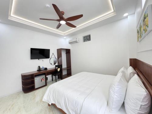 Una televisión o centro de entretenimiento en Paris Hotel Châu Đốc