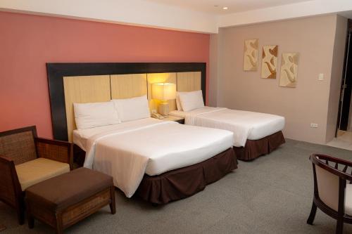 Кровать или кровати в номере Cebu Grand Hotel