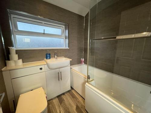 y baño con aseo, lavabo y bañera. en Cosy 3BR Modern Home Middlesbrough, en Middlesbrough