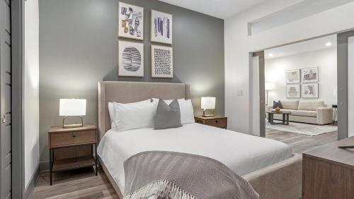 En eller flere senge i et værelse på Landing Modern Apartment with Amazing Amenities (ID5175X53)