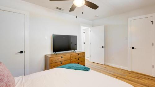 - une chambre avec un lit et une télévision à écran plat dans l'établissement Landing Modern Apartment with Amazing Amenities (ID7169X22), à Dallas