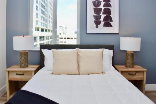 - une chambre avec un grand lit et deux lampes dans l'établissement Landing Modern Apartment with Amazing Amenities (ID2666X14), à Fort Lauderdale
