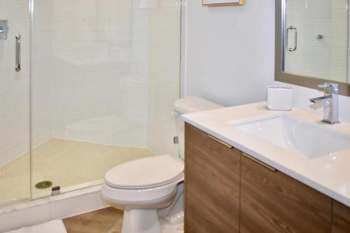 La salle de bains est pourvue de toilettes, d'un lavabo et d'une douche. dans l'établissement Landing Modern Apartment with Amazing Amenities (ID2666X14), à Fort Lauderdale