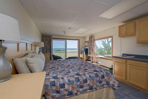 a bedroom with a bed and a view of the ocean at Kebek 3 Motel in Old Orchard Beach