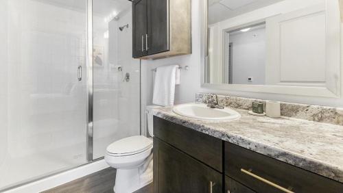 ein Bad mit einem WC, einem Waschbecken und einer Dusche in der Unterkunft Landing Modern Apartment with Amazing Amenities (ID9550X82) in Forney