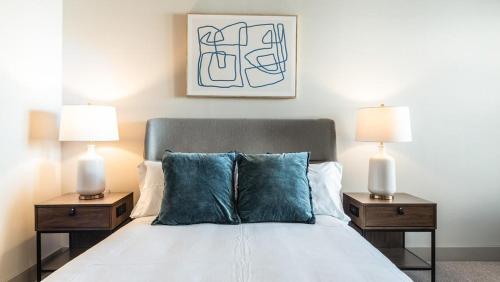 sypialnia z łóżkiem z 2 szafkami nocnymi w obiekcie Landing Modern Apartment with Amazing Amenities (ID8181X74) w mieście Charlotte