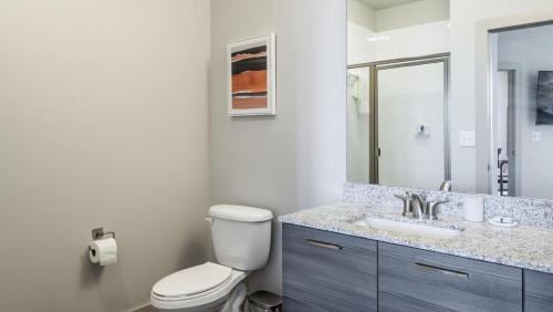 biała łazienka z toaletą i umywalką w obiekcie Landing Modern Apartment with Amazing Amenities (ID8181X74) w mieście Charlotte