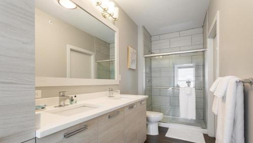 La salle de bains est pourvue d'un lavabo, de toilettes et d'une douche. dans l'établissement Landing Modern Apartment with Amazing Amenities (ID8359X76), à Newport