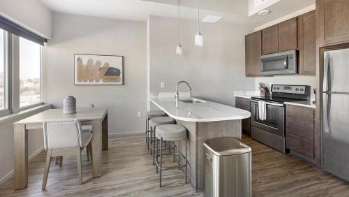 eine Küche mit einer Spüle und einer Arbeitsplatte in der Unterkunft Landing Modern Apartment with Amazing Amenities (ID1220X094) in Omaha