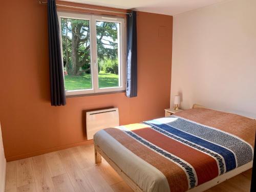 une chambre avec un lit et une fenêtre dans l'établissement Gîte de France Chez Fati, à Les Brunels