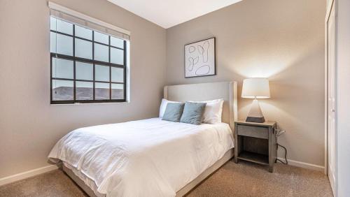 Schlafzimmer mit einem Bett und einem Fenster in der Unterkunft Landing Modern Apartment with Amazing Amenities (ID8214X04) in Fort Myers