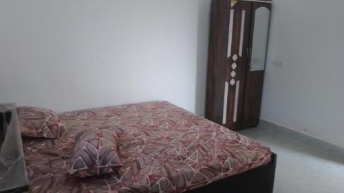 - un lit dans un dortoir dans l'établissement Hotel Kota kitchen INN and restaurant., à Kota