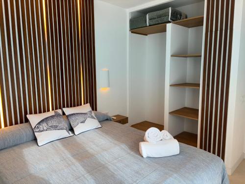 een slaapkamer met een bed met twee handdoeken erop bij Apartamento nº 1 Cala Blanca in Cala Blanca
