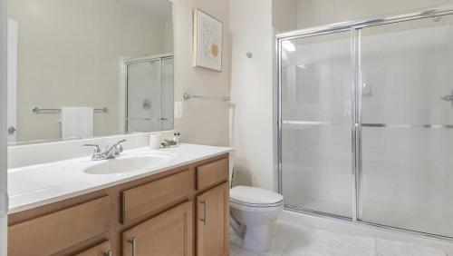 y baño con ducha, lavabo y aseo. en Landing Modern Apartment with Amazing Amenities (ID7965X79), en Leesburg