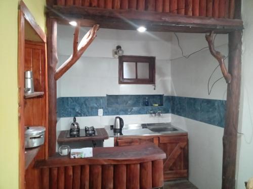 Una pequeña cocina con fregadero y encimera. en dulce claudina, en Mercedes