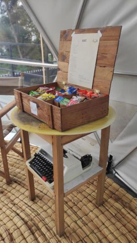 a box sitting on top of a table at Luz de Luna Glamping in Anolaima