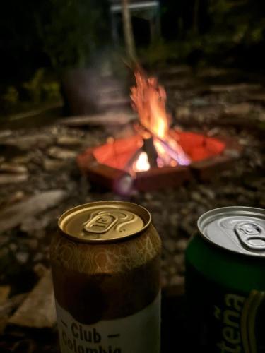 a can of glue standing in front of a fire at Luz de Luna Glamping in Anolaima