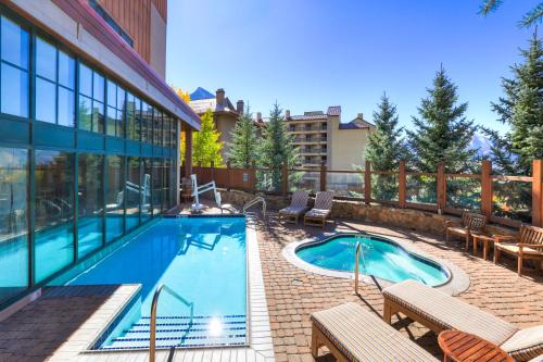 - une piscine sur une terrasse à côté d'un bâtiment dans l'établissement Modern King Room in Heart of Mt, Crested Butte Hotel Room, à Crested Butte