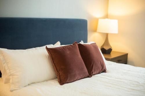 Säng eller sängar i ett rum på Landing Modern Apartment with Amazing Amenities (ID3353)