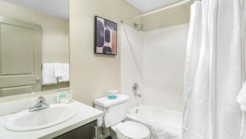uma casa de banho branca com um WC e um lavatório em Landing Modern Apartment with Amazing Amenities (ID8880X29) em Federal Way