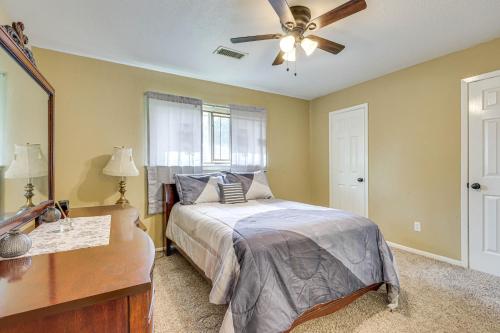- une chambre avec un lit et un ventilateur de plafond dans l'établissement Quiet Houston Home with Porch - 6 Mi to NRG Stadium!, à Houston