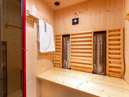 Una habitación de madera con artificial en Maiskogelblick, en Piesendorf