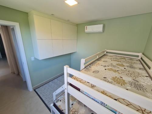 a small bedroom with a bunk bed in a room at Apartamento Pé na Areia in Itapoa