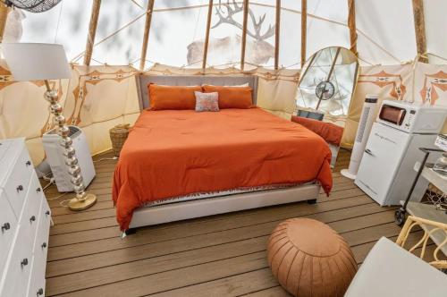 Un pat sau paturi într-o cameră la Furnished Teepee/Glamping/Kayak Ramp/King Bed
