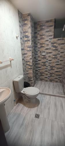 łazienka z toaletą i umywalką w obiekcie mono ambiente independiente (5) w mieście Sucre