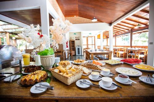 uma mesa com um monte de comida em Pousada Iguatiba em Paraibuna