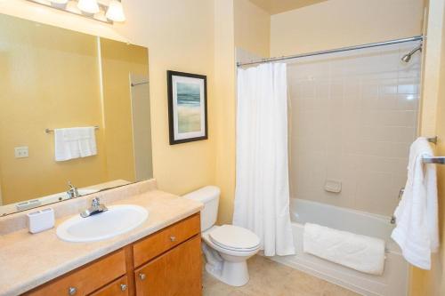 een badkamer met een wastafel, een toilet en een douche bij Landing Modern Apartment with Amazing Amenities (ID6446) in Brandon