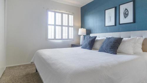 En eller flere senge i et værelse på Landing Modern Apartment with Amazing Amenities (ID8432)