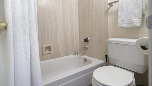Et badeværelse på Landing Modern Apartment with Amazing Amenities (ID8432)